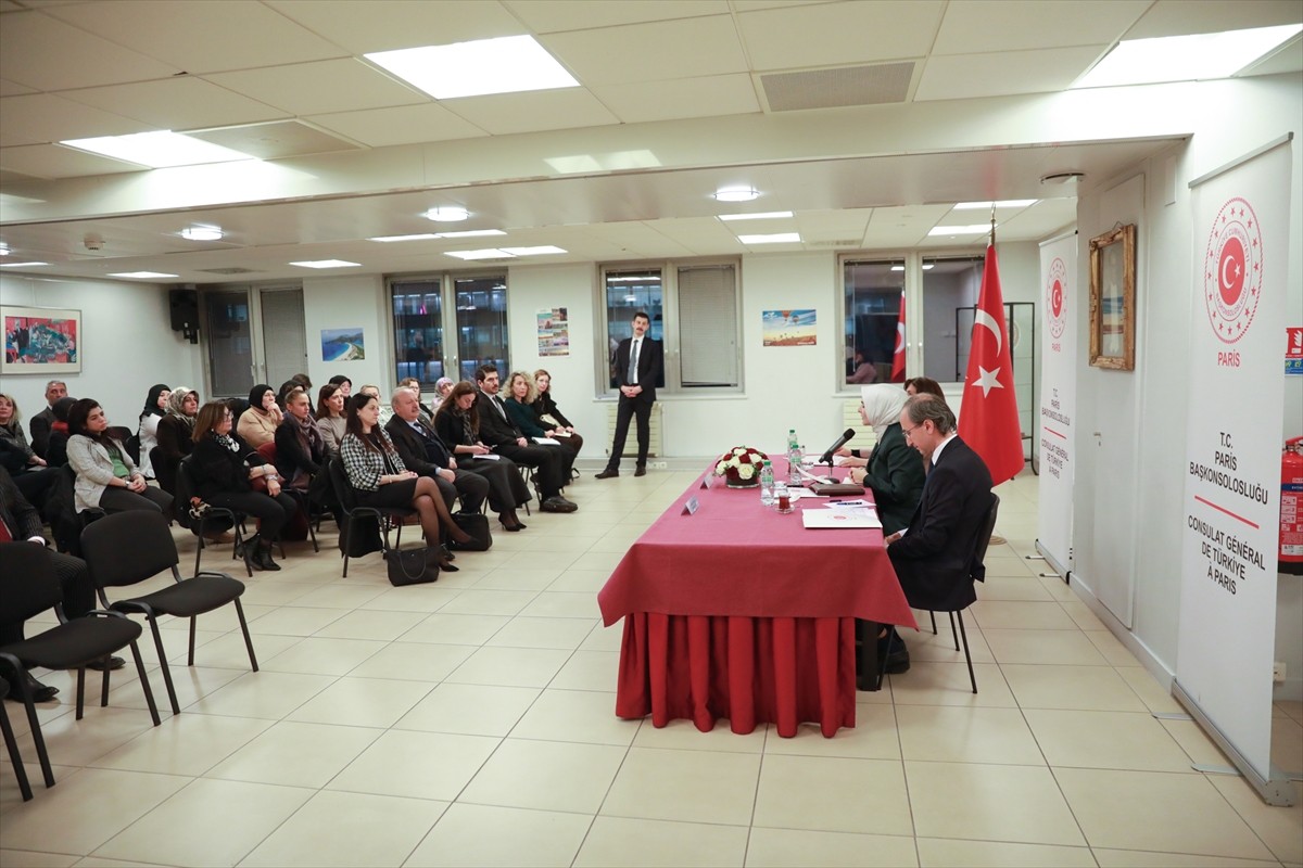 Aile ve Sosyal Hizmetler Bakanı Mahinur Özdemir Göktaş (sağda), Ekonomik İşbirliği ve Kalkınma...