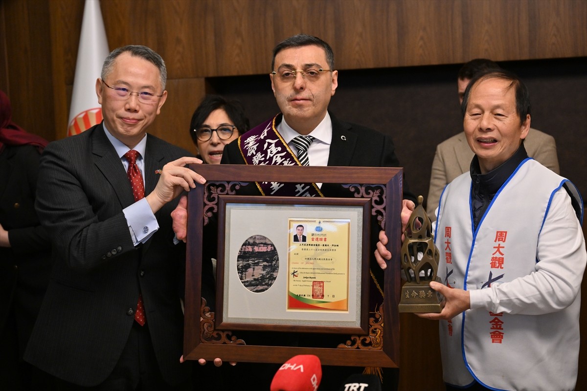 AK Parti İstanbul Milletvekili Serkan Bayram'a (ortada), Tayvan'ın Ekonomi ve Kültür Misyonu...