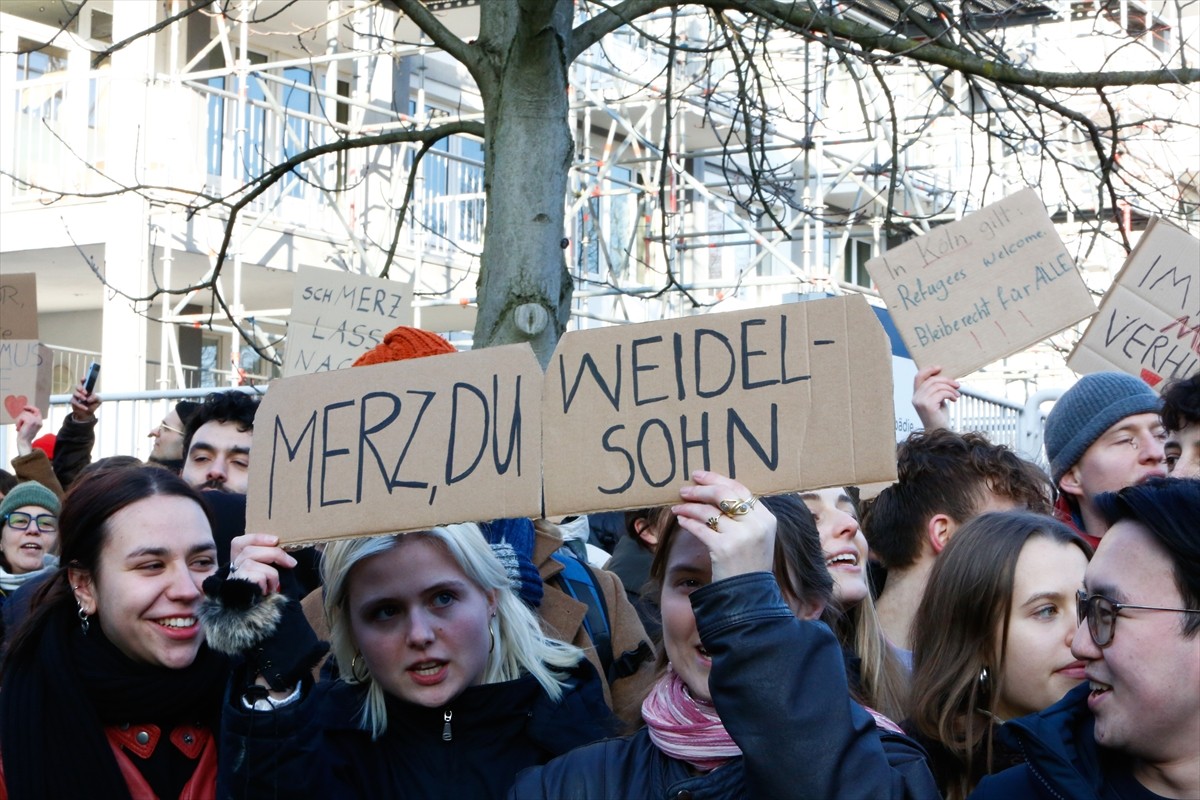 Almanya'da 23 Şubat'ta yapılacak erken genel seçimler öncesi seçim çalışmaları için Köln'e gelen...