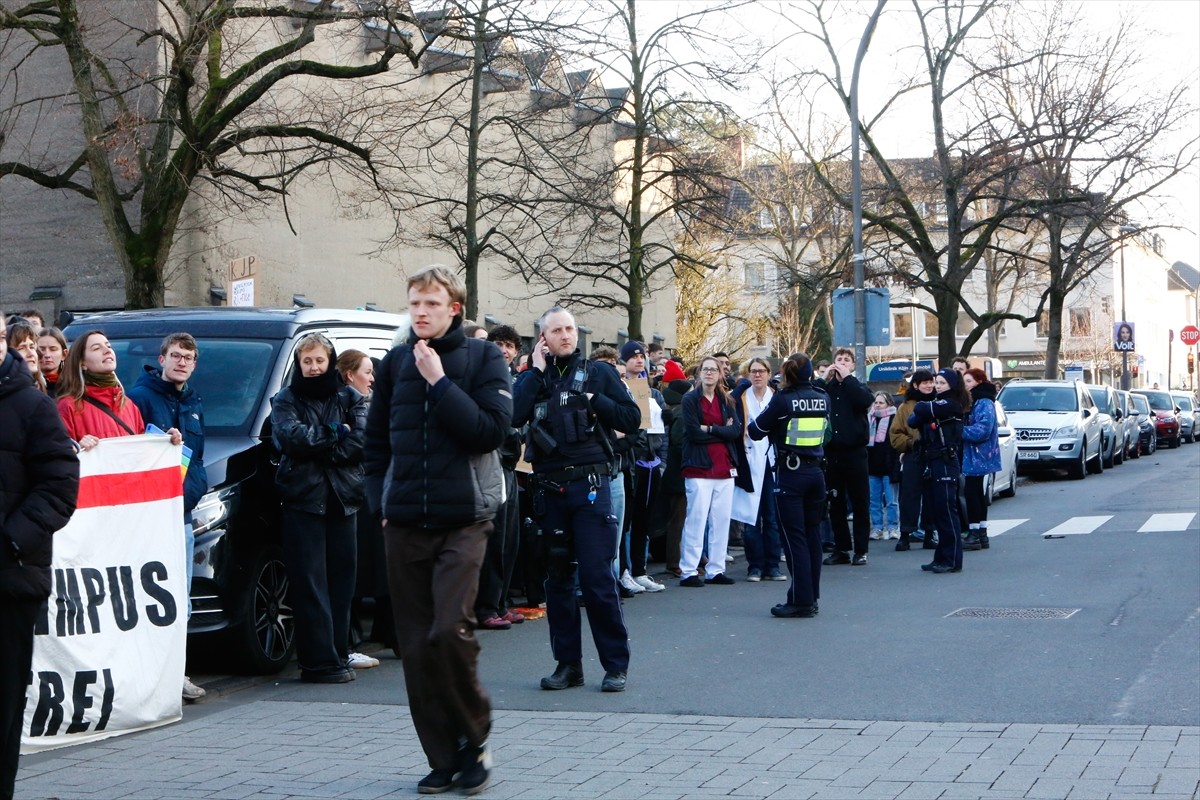 Almanya'da 23 Şubat'ta yapılacak erken genel seçimler öncesi seçim çalışmaları için Köln'e gelen...
