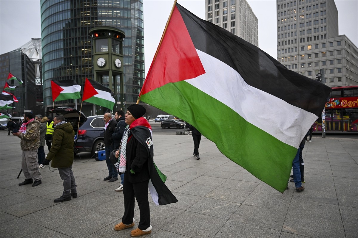 Almanya'nın başkenti Berlin'de Filistin destekçileri, ABD Başkanı Donald Trump'ın Gazze'yi...