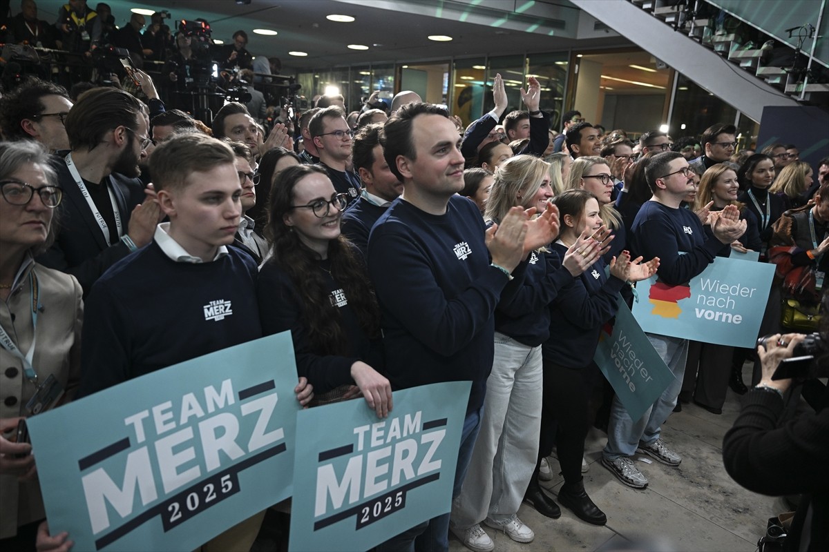 Almanya’da yapılan genel seçimde ilk sandık çıkış anketine göre Hristiyan Birlik (CDU/CSU)...
