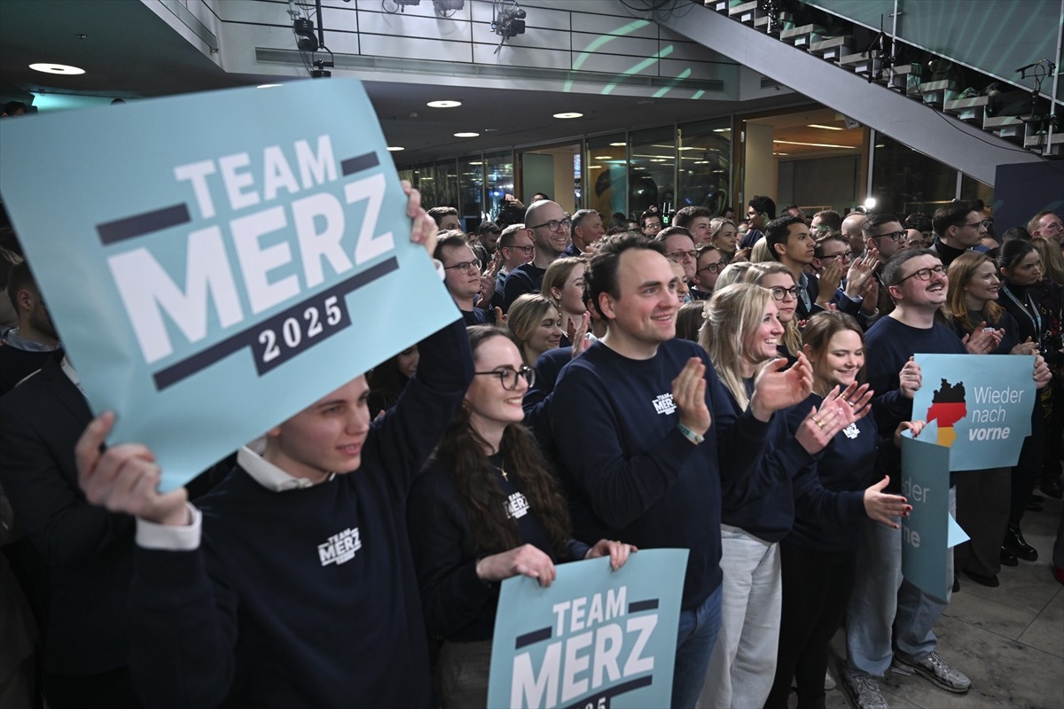 Almanya’da yapılan genel seçimde ilk sandık çıkış anketine göre Hristiyan Birlik (CDU/CSU)...
