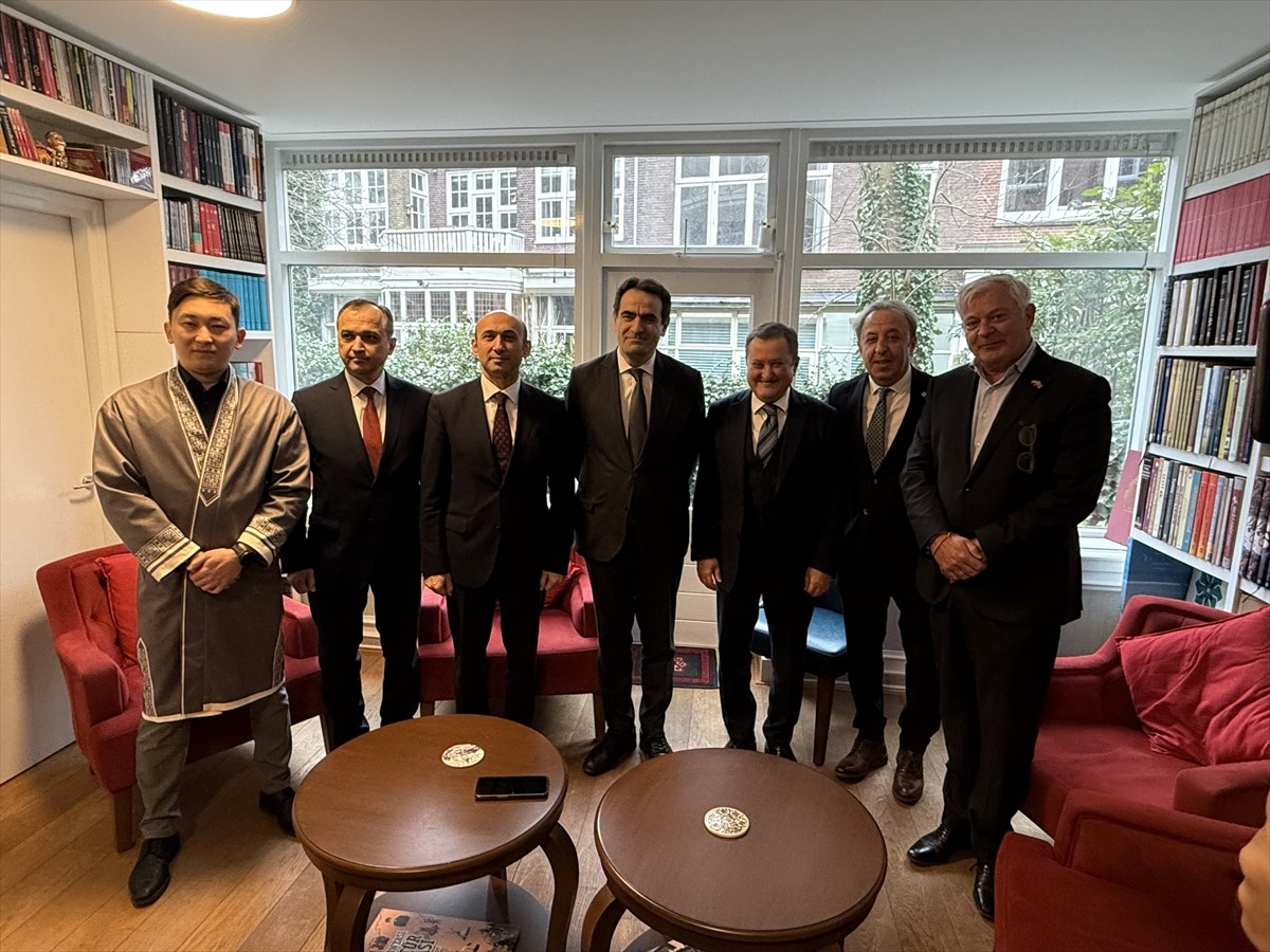 Amsterdam Yunus Emre Enstitüsünde (YEE), ünlü şair ve devlet adamı Ali Şîr Nevaî'nin doğumunun...