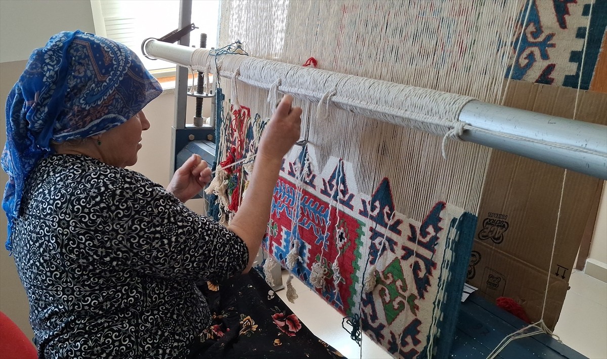  Ankara'da, Beypazarı Halk Eğitimi Merkezi'nde (HEM) yapılan çalışma ile yıpranmış eski bir kilim...
