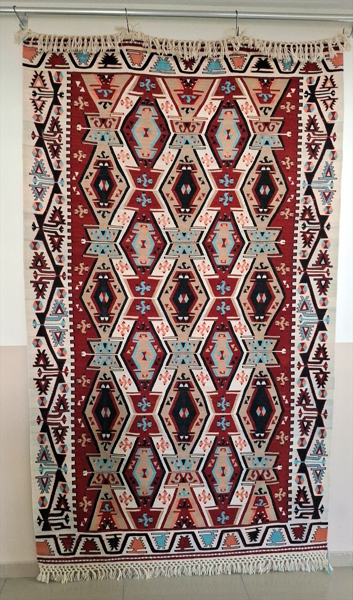  Ankara'da, Beypazarı Halk Eğitimi Merkezi'nde (HEM) yapılan çalışma ile yıpranmış eski bir kilim...