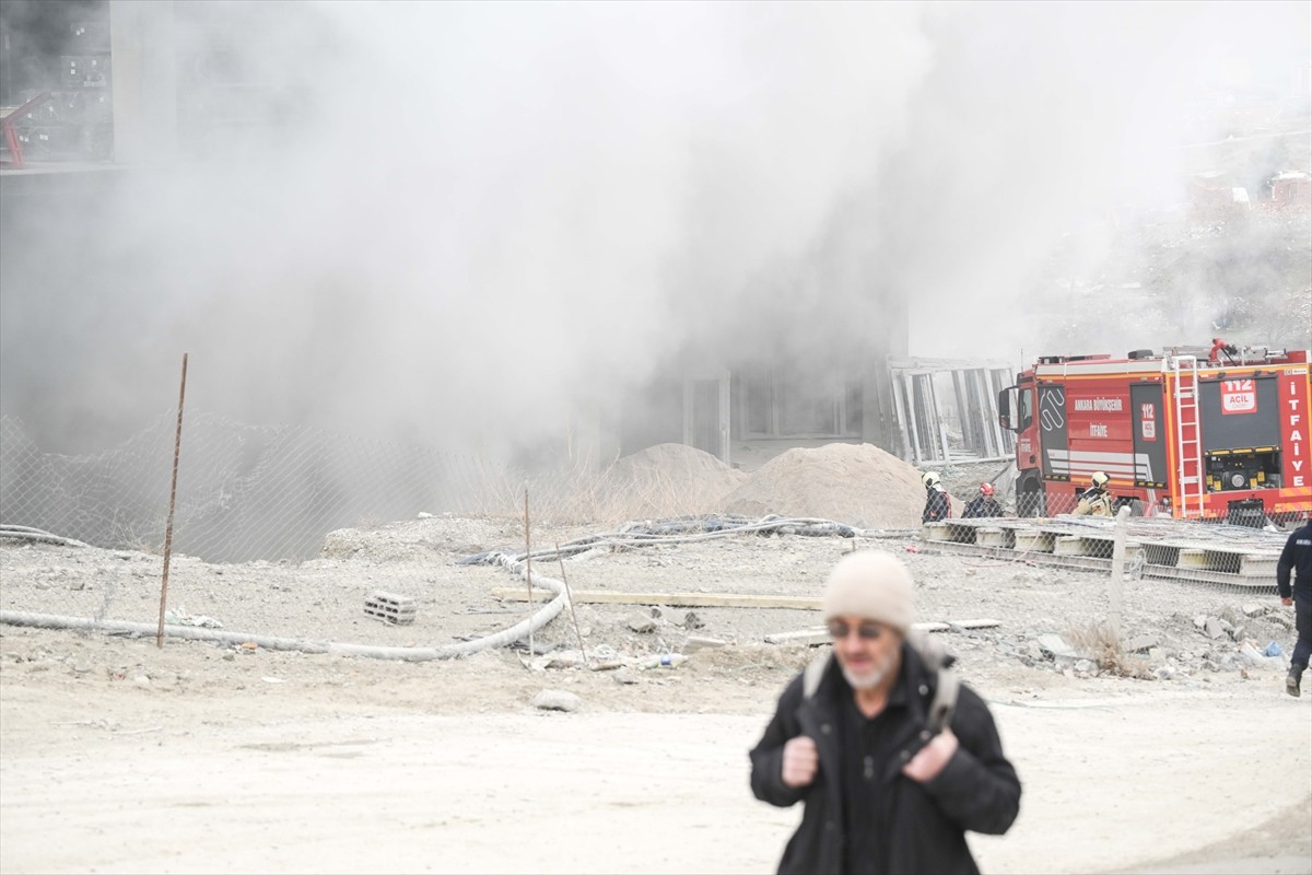 Ankara'nın Çankaya ilçesinde bir inşaat alanında çıkan yangına itfaiye ekiplerince müdahale...
