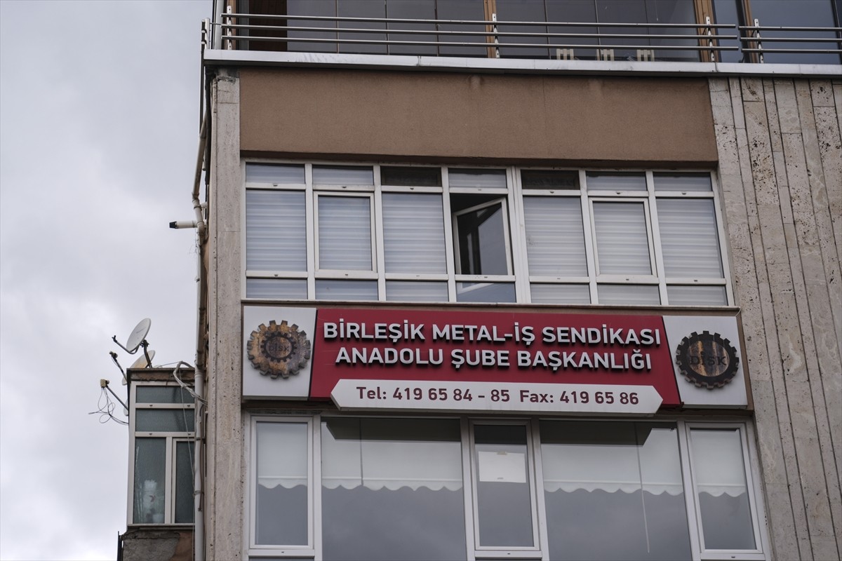 Ankara'nın Çankaya ilçesinde Birleşik Metal İş Sendikası Anadolu Şube Başkanı Deniz Ilgan ile Şube...