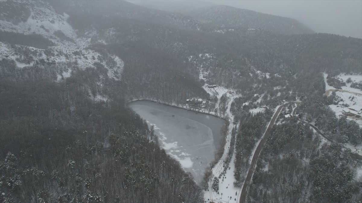 Ankara'nın Çubuk ilçesindeki Karagöl Tabiat Parkı'nda kar yağışı etkili oldu.