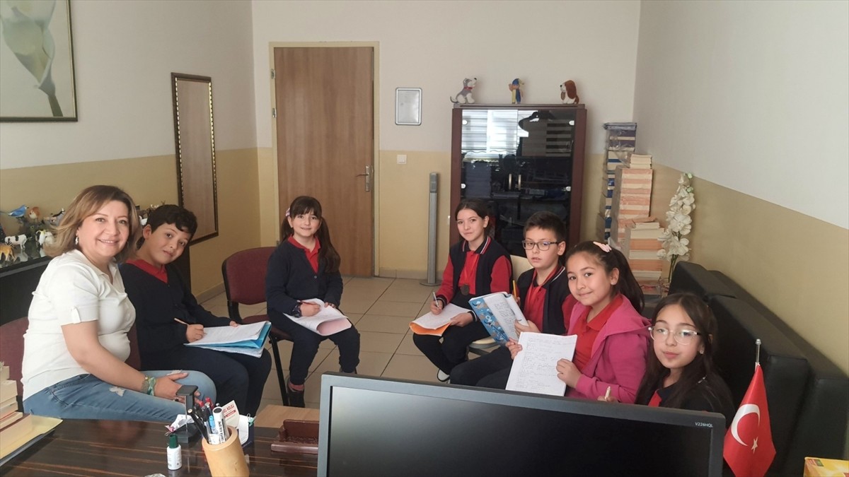 Ankara'nın Mamak ilçesindeki Ayşe-Zeki Sayan İlkokulu 4. sınıf öğrencileri, "Nilüfer'in Portakal...