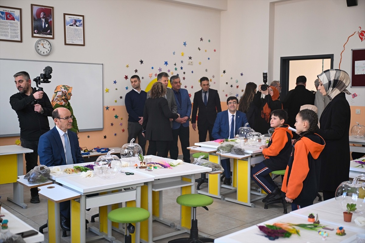 Ankara'nın Yenimahalle ilçesindeki Şehit Ali Öztürk Ortaokulu'nda, "Aile Yılı" kapsamında, cam...