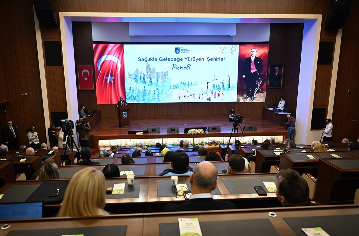 Ankara Büyükşehir Belediyesi Konferans Salonu'nda "Sağlıkla Geleceğe Yürüyen Şehirler Paneli"...