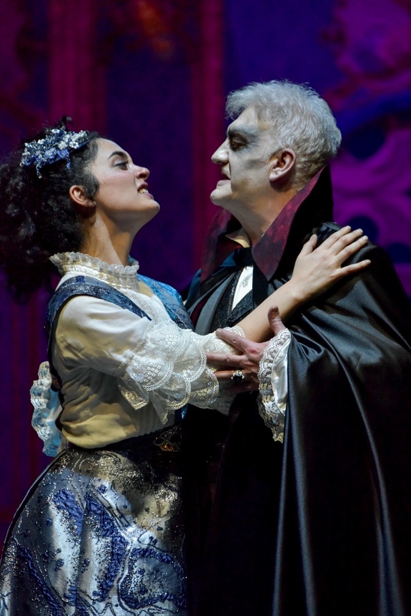 Ankara ve İstanbul Devlet Tiyatrosu ortak projesi kapsamında "Dracula: Bir Dehşet Komedisi" oyunu...