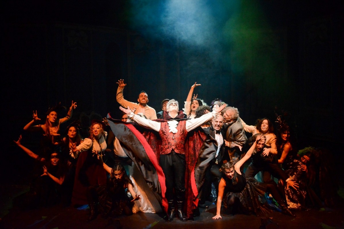 Ankara ve İstanbul Devlet Tiyatrosu ortak projesi kapsamında "Dracula: Bir Dehşet Komedisi" oyunu...