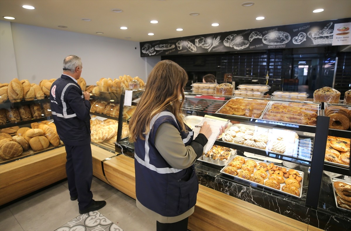 Antalya'da ramazan öncesinde fırınlarda, gramaj ve fiyat denetimi yapıldı. Ticaret Müdürlüğü...