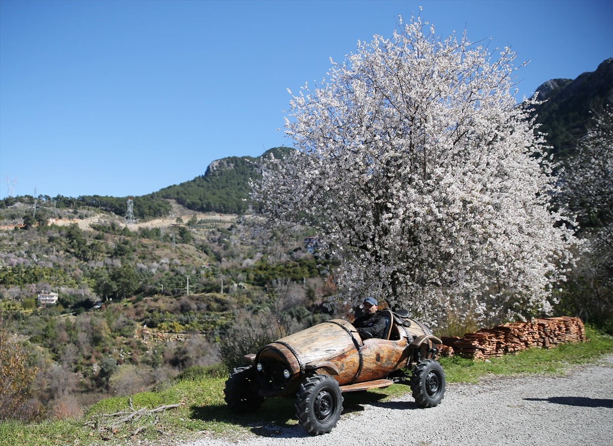 Antalya'nın Alanya ilçesinde marangoz Adem Say'ın, çocukluk hayalini gerçekleştirmek için kütükten...