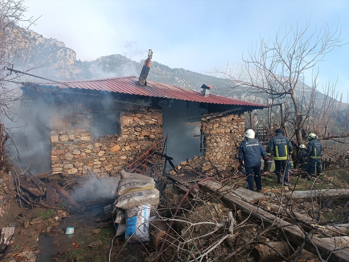 Antalya'nın Gündoğmuş ilçesinde müstakil evde çıkan yangın söndürüldü.
