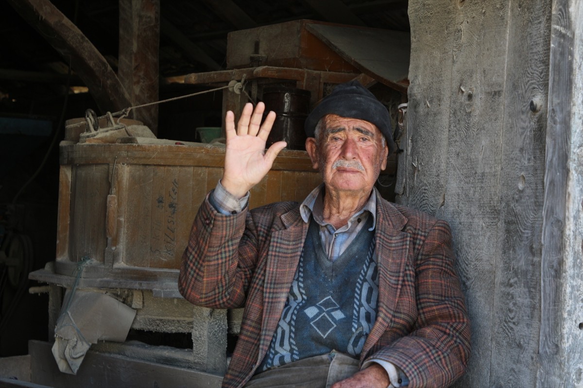 Antalya'nın Kaş ilçesinde yaşayan 88 yaşındaki Nusret Tepe, babasından devraldığı geleneksel...