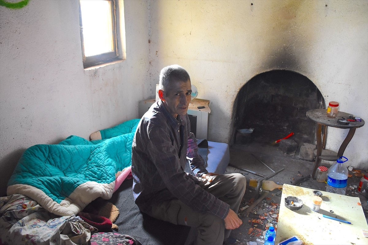 Antalya'nın Kepez ilçesinde tek göz odada yaşam mücadelesi veren 58 yaşındaki İzzet Yıldırım'ın...