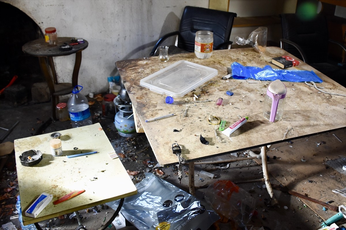 Antalya'nın Kepez ilçesinde tek göz odada yaşam mücadelesi veren 58 yaşındaki İzzet Yıldırım'ın...