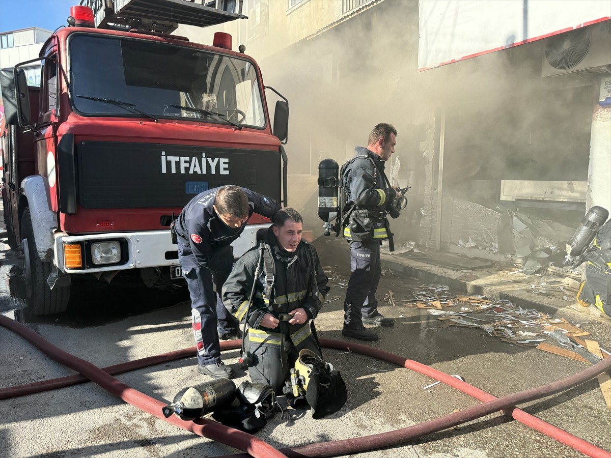 Antalya'nın Muratpaşa ilçesinde matbaa deposunda çıkan yangında hasar meydana geldi.