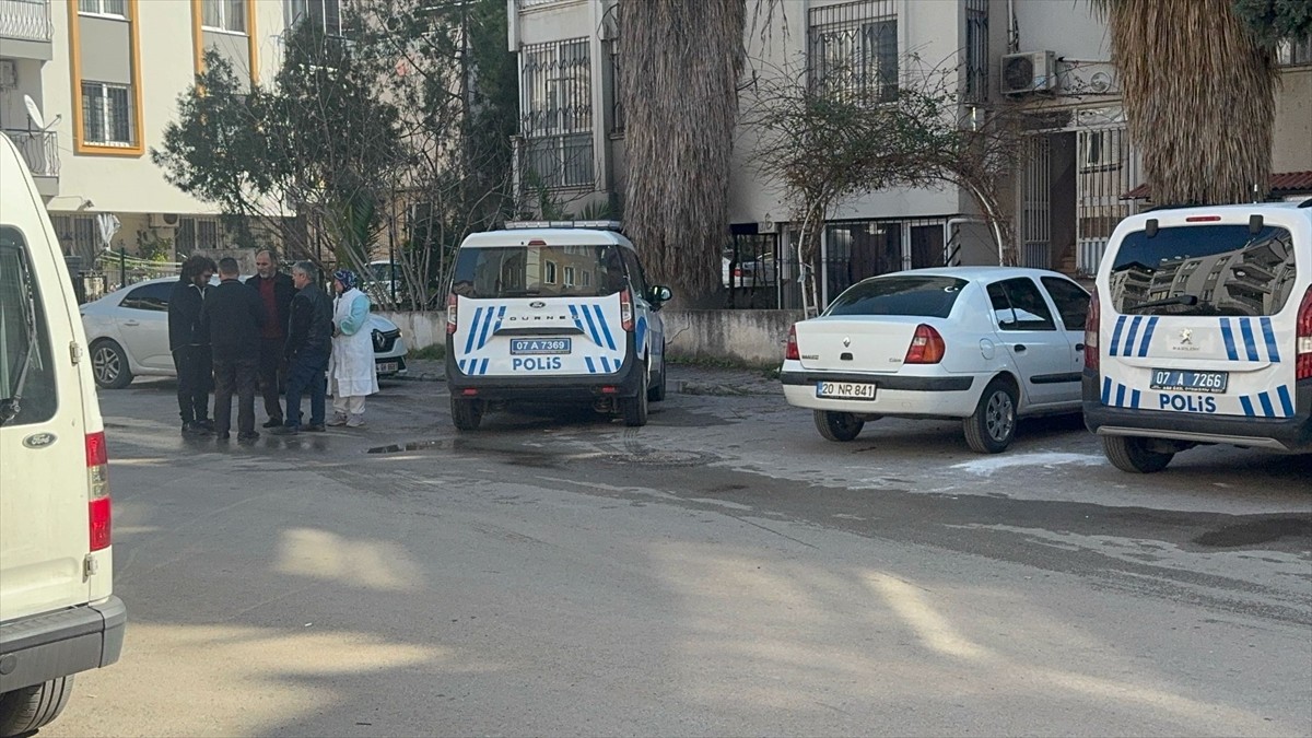 Antalya'nın Muratpaşa ilçesindeki bir apartmanın girişindeki depoda çıkan yangında bir kişi...