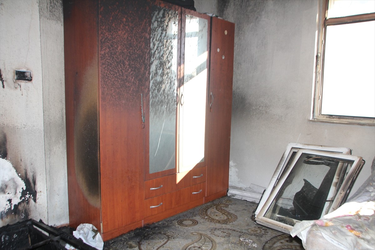 Antalya'nın Serik ilçesinde, Akçaalan Mahallesi 4227 Sokak'ta bulunan 4 katlı apartmanın son...