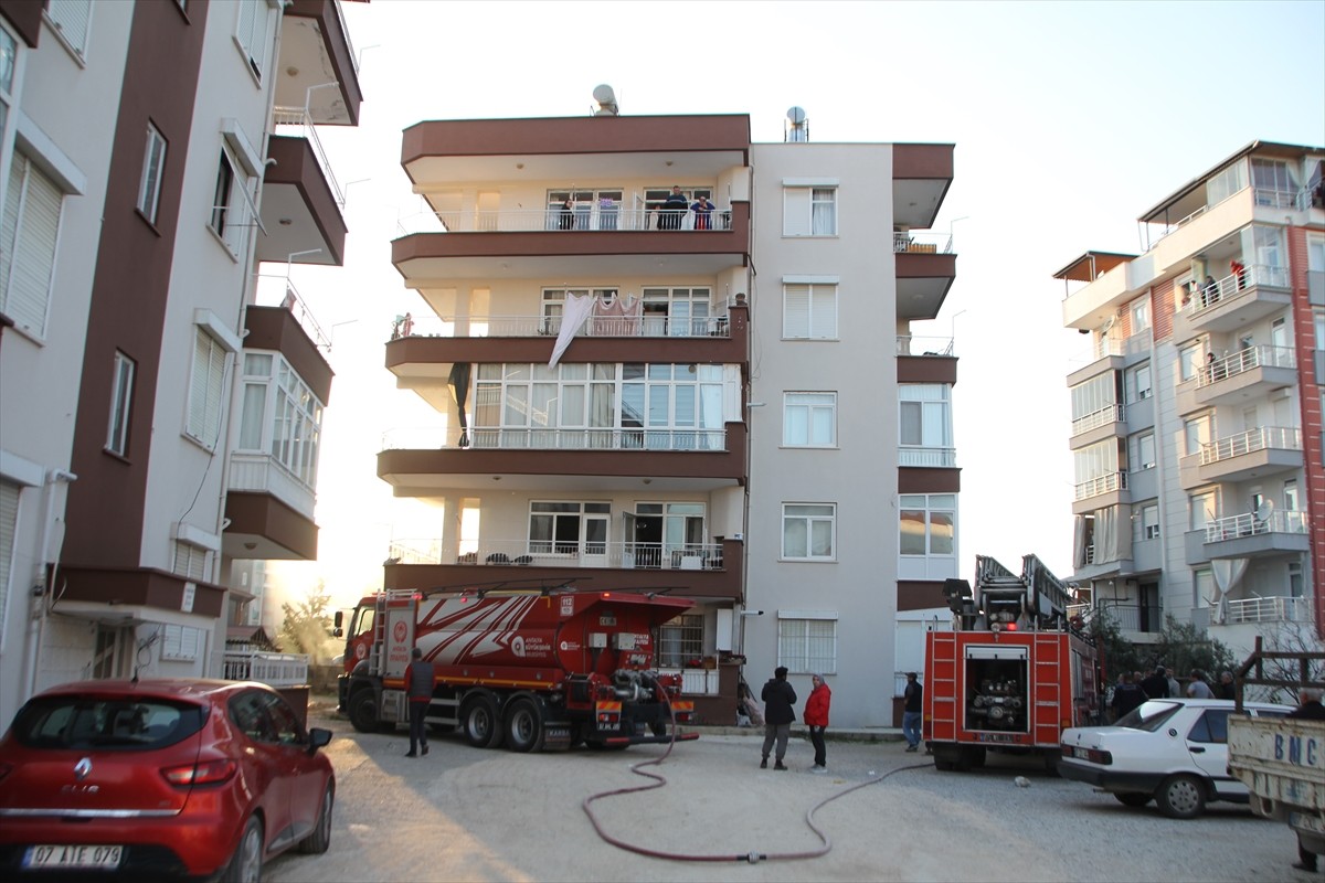 Antalya'nın Serik ilçesinde bir binada çıkan yangında 4 kişi dumandan etkilendi. Olay yerine...