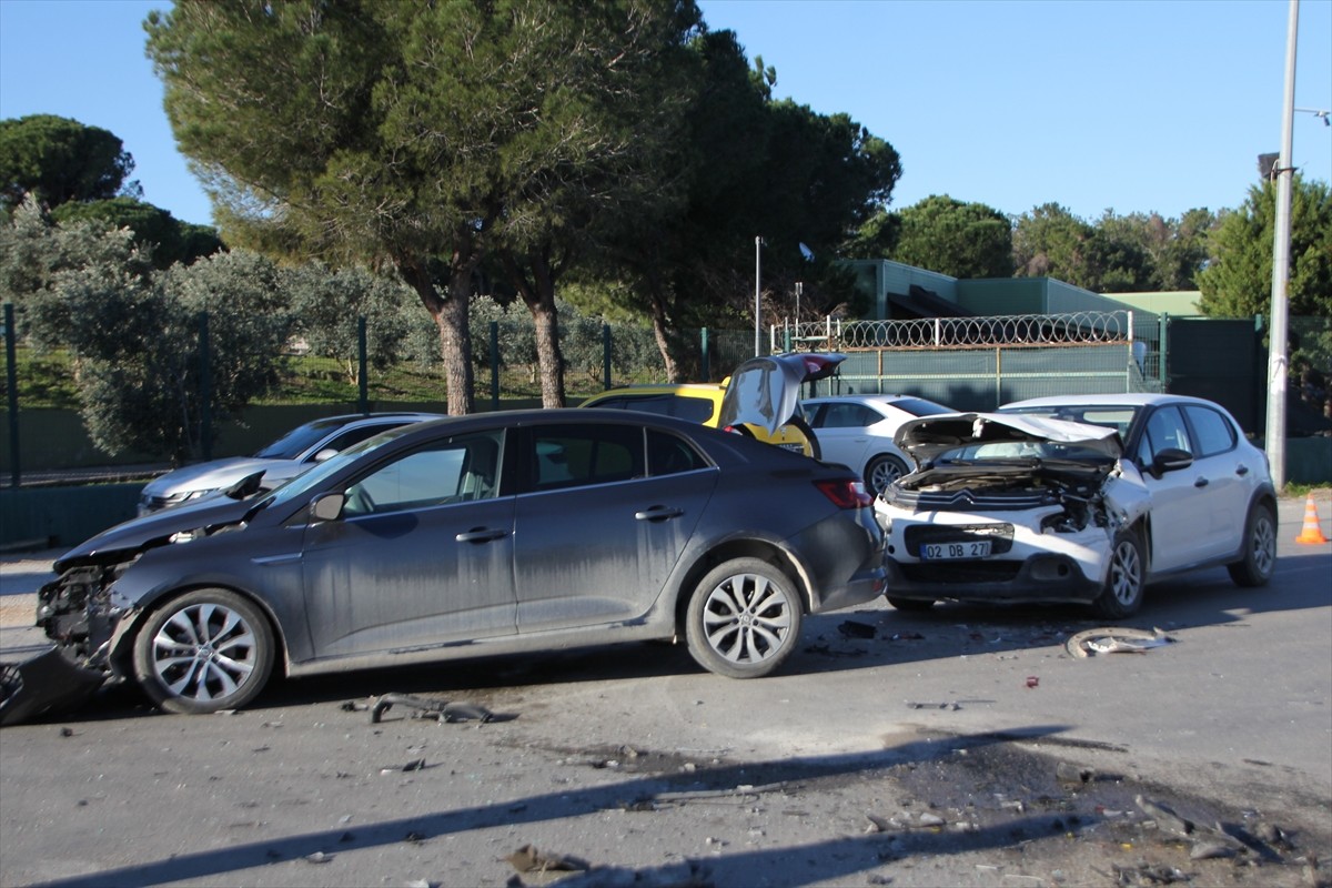 Antalya'nın Serik ilçesinde yolcu midibüsü ve iki otomobilin karıştığı kazada 2 kişi yaralandı....