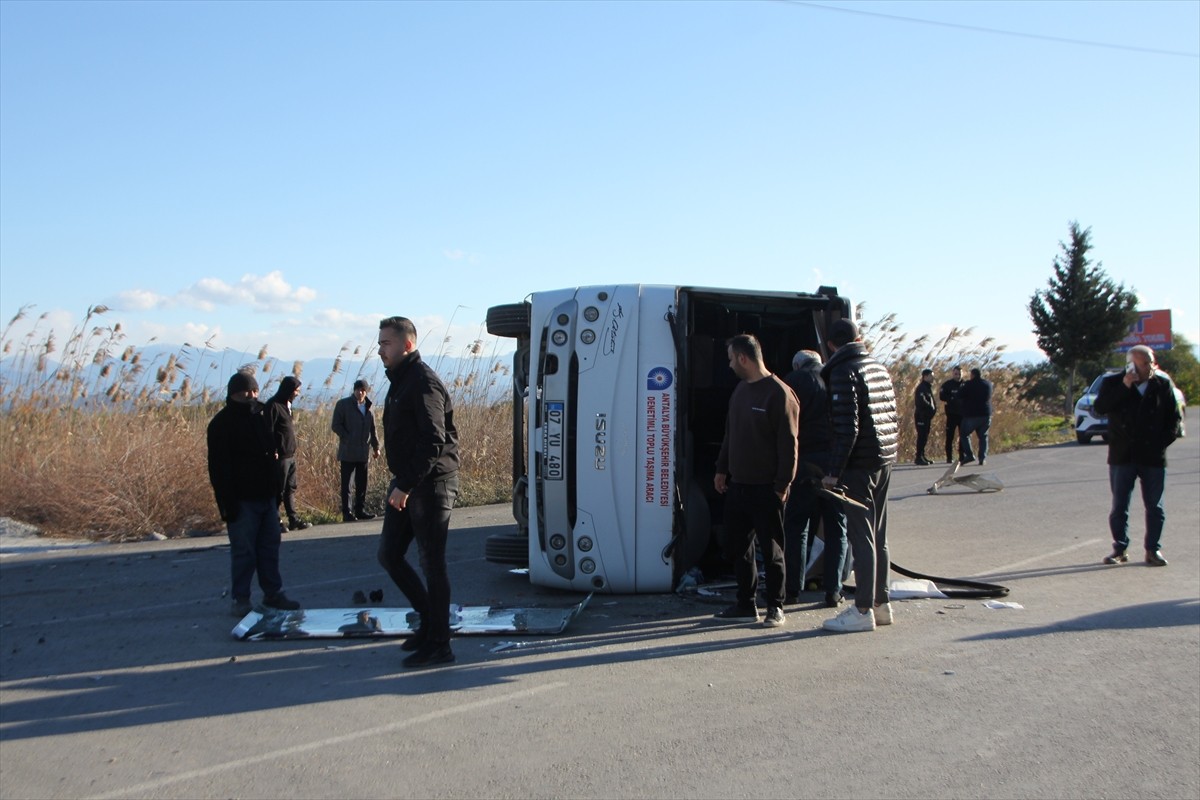 Antalya'nın Serik ilçesinde yolcu midibüsü ve iki otomobilin karıştığı kazada 2 kişi yaralandı....