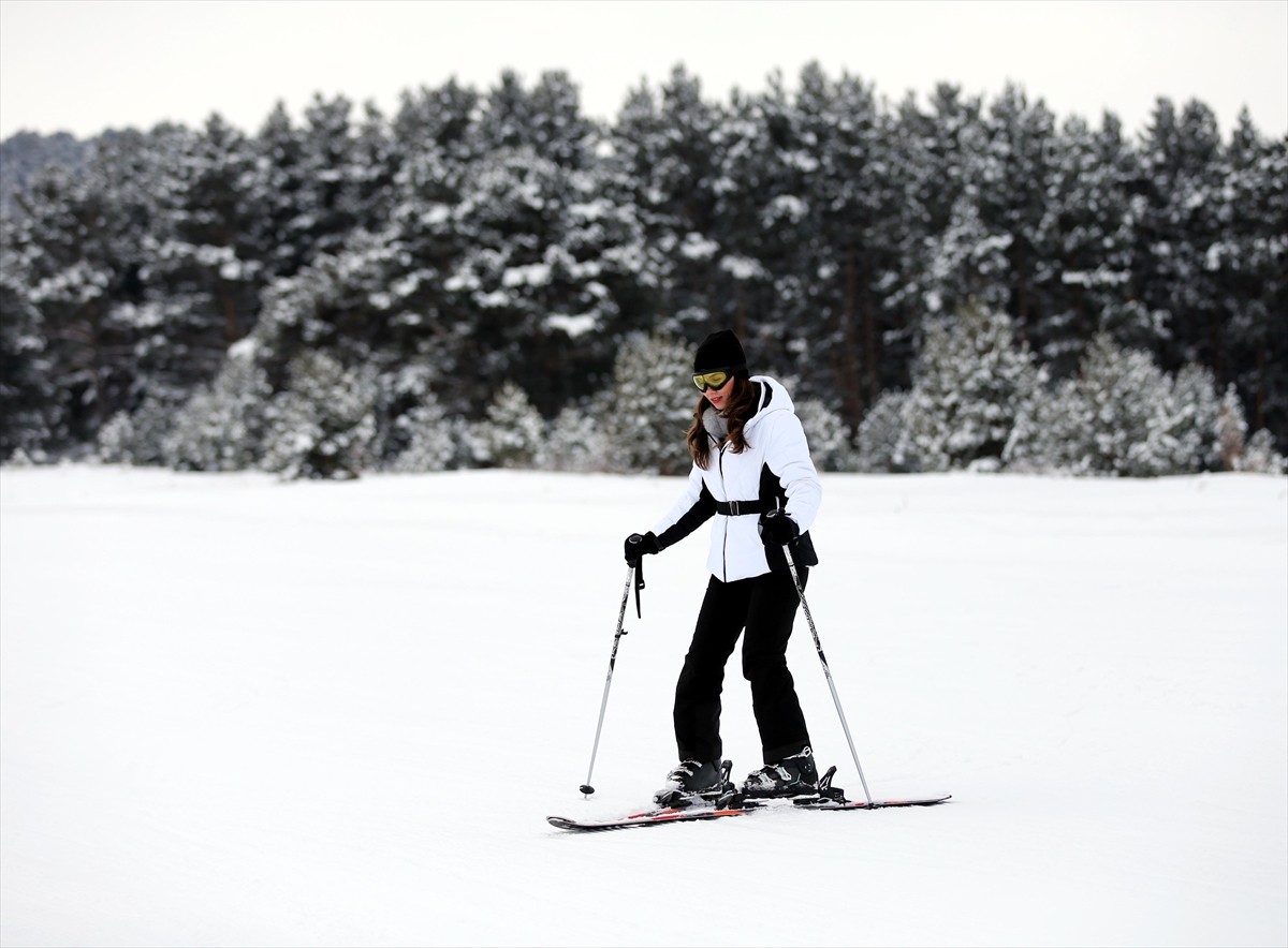 Ardahan'da kar kalınlığının yeterli seviyeye ulaşmasıyla sezonu açan Yalnızçam Kayak Merkezi...