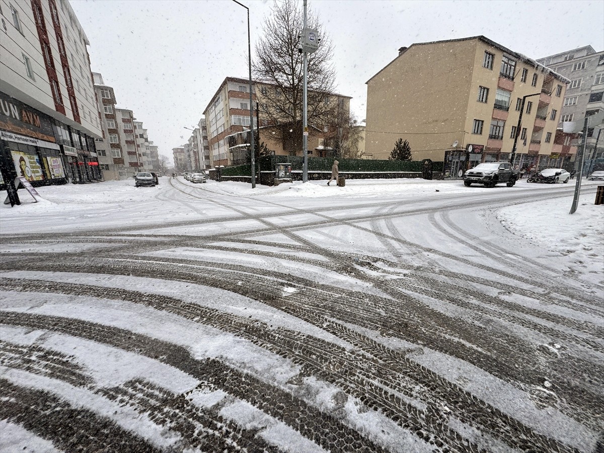 Ardahan kent merkezi kar yağışının ardından beyaza büründü. 