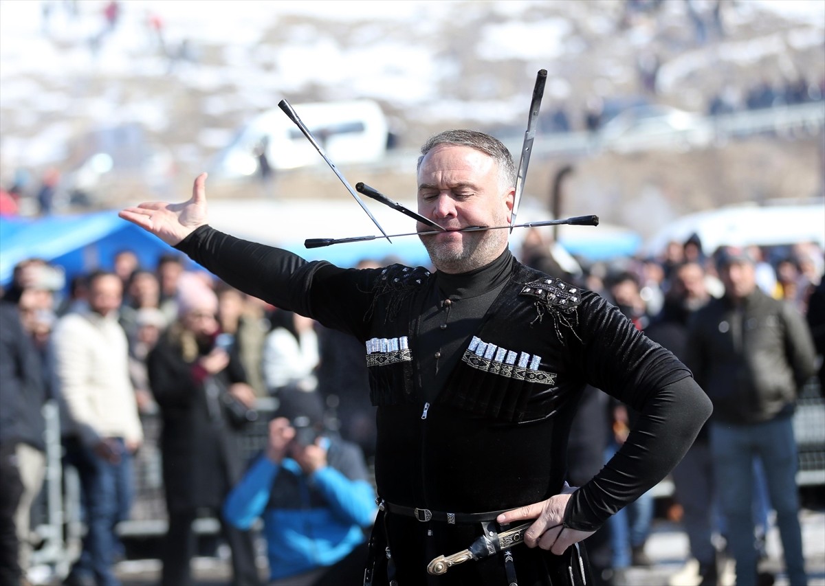 Ardahan ve Çıldır Gölü'nün tanıtımı amacıyla bu yıl 9'uncusu düzenlenen "Altın At Kristal Buz...
