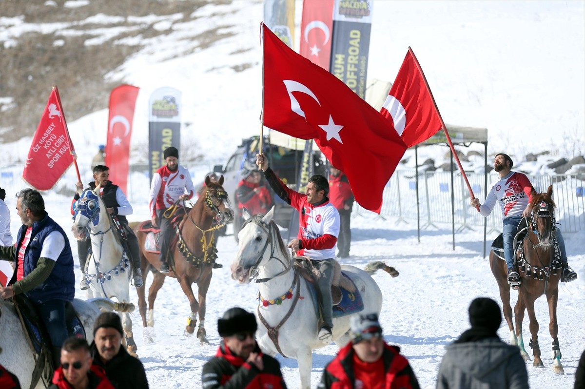 Ardahan ve Çıldır Gölü'nün tanıtımı amacıyla bu yıl 9'uncusu düzenlenen "Altın At Kristal Buz...