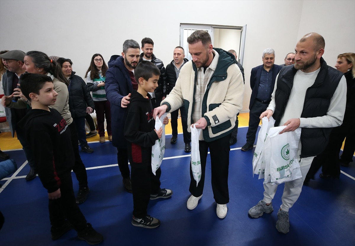 Arnavut İş İnsanları Derneğinin (ARNİAD) Bursaspor sevgisini çocuklara aşılamak amacıyla...