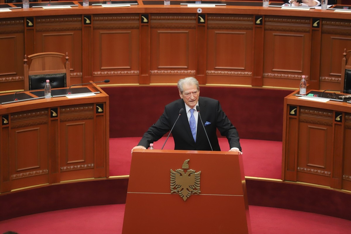 Arnavutluk Meclisinde, Tiran Belediye Başkanı Erion Veliaj'ın gözaltına alınması nedeniyle iktidar...