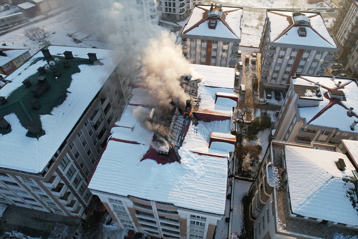 Artvin'in Arhavi ilçesinde 5 katlı binanın çatısında çıkan yangın söndürüldü.