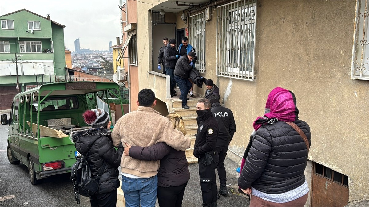 Ataşehir'de, bir apartmanın 4. katında çıkan yangında 1 kişi yaşamını yitirdi.