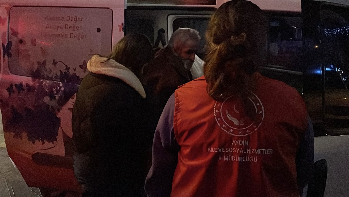 Aydın'da yere düşürdüğü erzaklarını toplarken görüntülenen Maksut Yüzer (fotoğrafta), valilik...