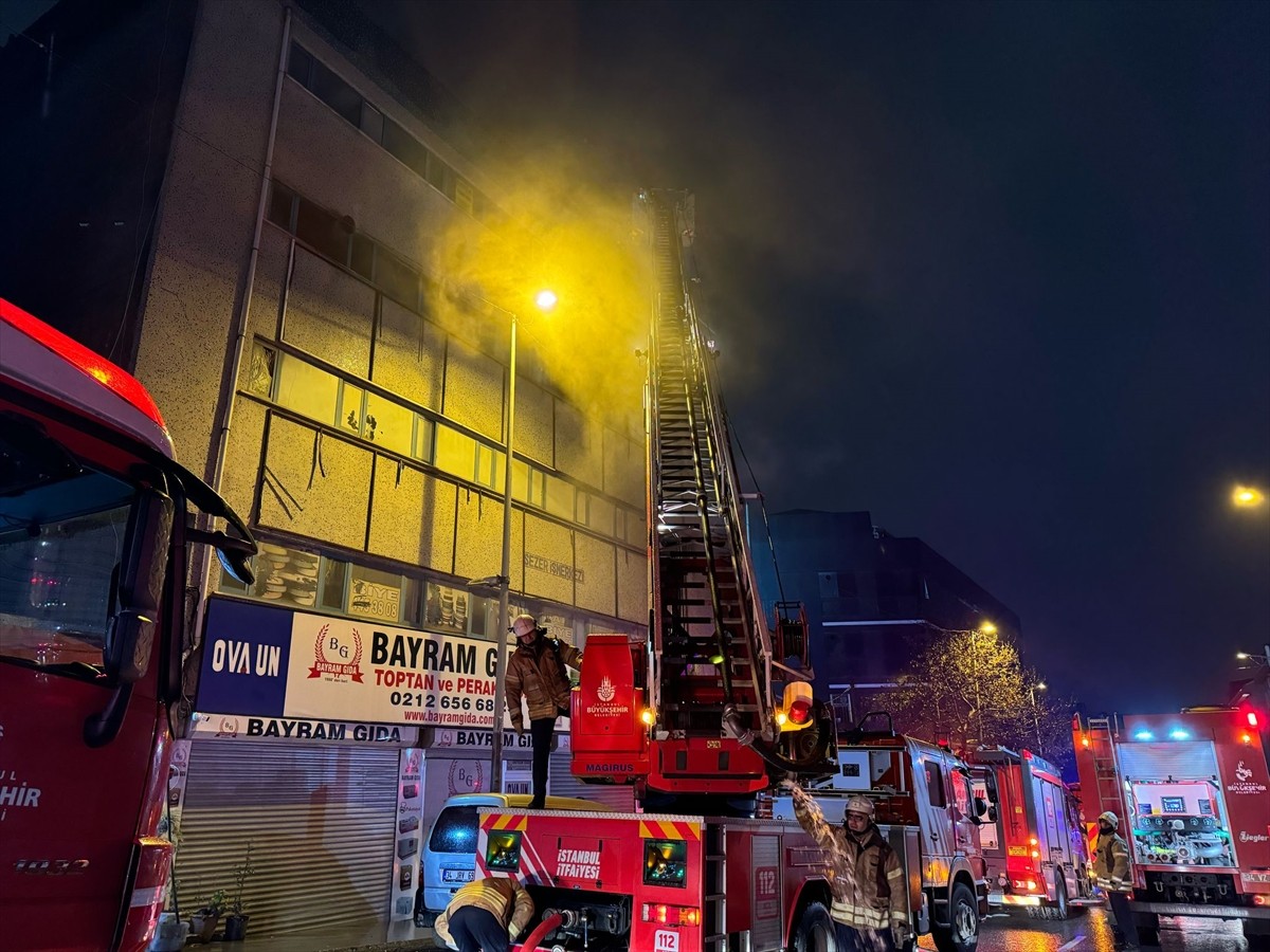 Bağcılar'da iplik atölyesinde çıkan yangın, itfaiye ekiplerinin yaklaşık bir saatlik çalışmasının...