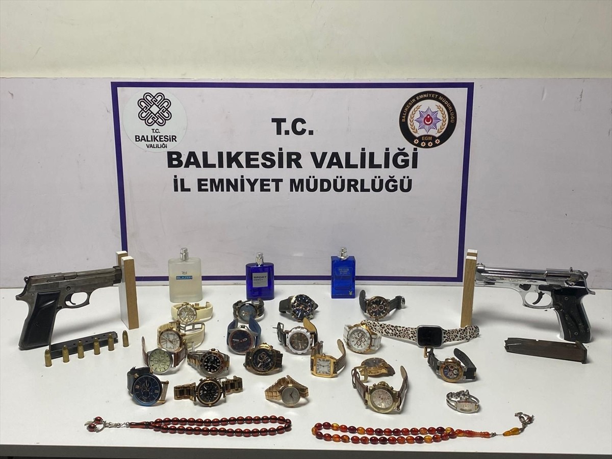 Balıkesir'in Ayvalık ilçesinde yakalanan 4 hırsızlık şüphelisinden 2'si tutuklandı.