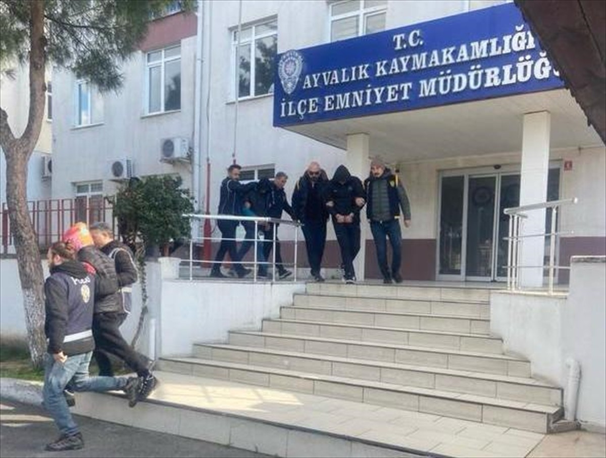 Balıkesir'in Ayvalık ilçesinde yakalanan 4 hırsızlık şüphelisinden 2'si tutuklandı.