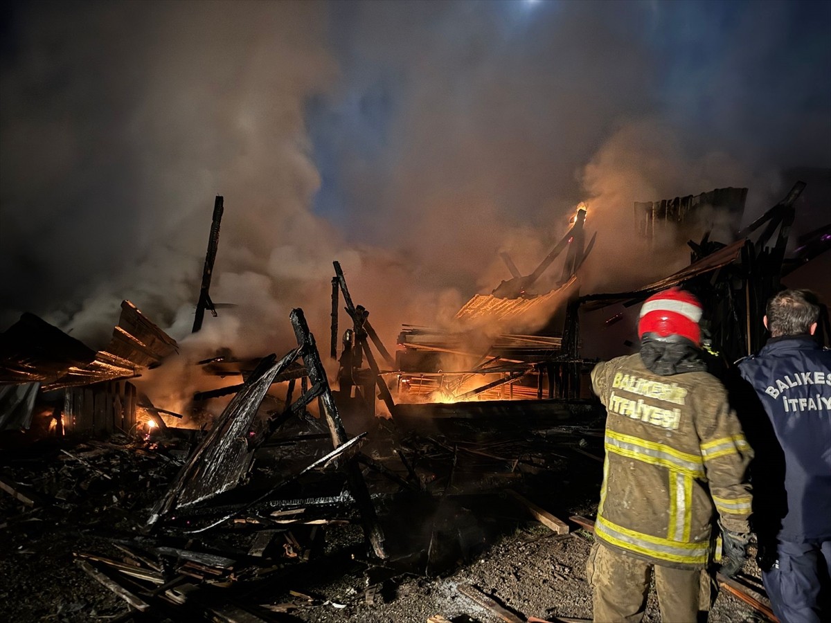 Balıkesir'in Dursunbey ilçesinde kereste fabrikasının deposunda çıkan yangın itfaiye ekiplerince...