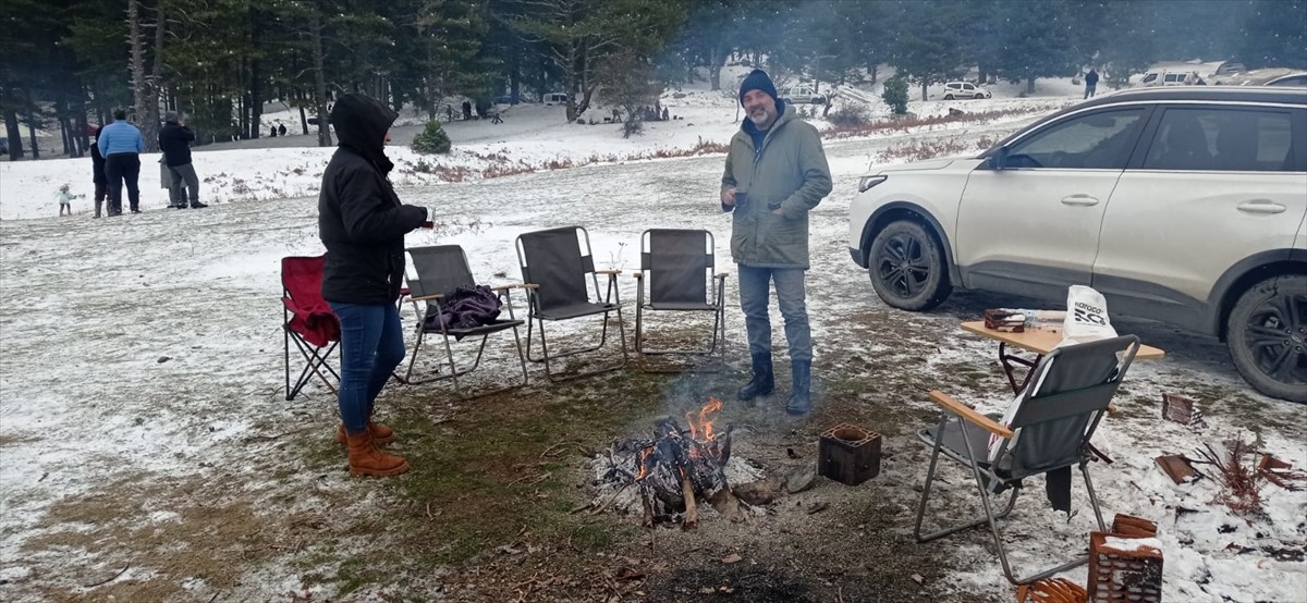 Balıkesir'in Edremit ve Havran ilçelerinin yüksek kesimlerinde yağan karda eğlenmek isteyenler...