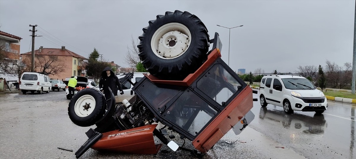 Balıkesir'in Savaştepe ilçesinde traktör ile otomobil çarpıştı. Çarpışmanın etkisiyle ters dönen...