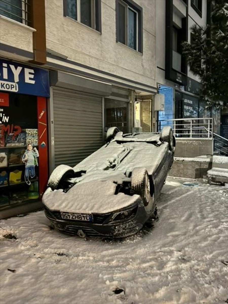 Beylikdüzü Yakuplu Mahallesi'nde gece saatlerinde belediyeye ait kar küreme aracı, yokuştan...