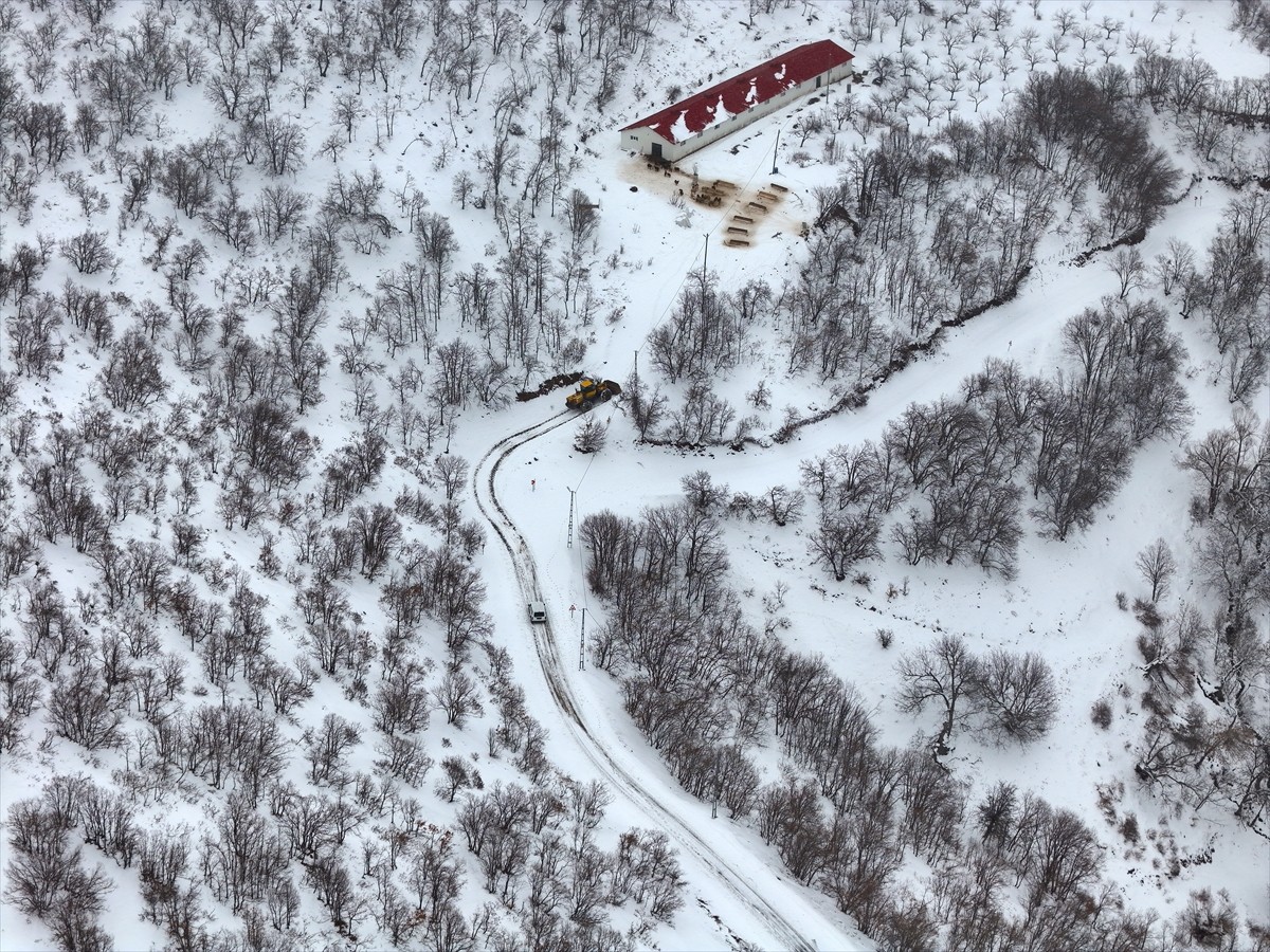 Bingöl'de kar yağışı nedeniyle 77 yerleşim yerinin yolu ulaşıma kapandı. Ekiplerin kapalı...