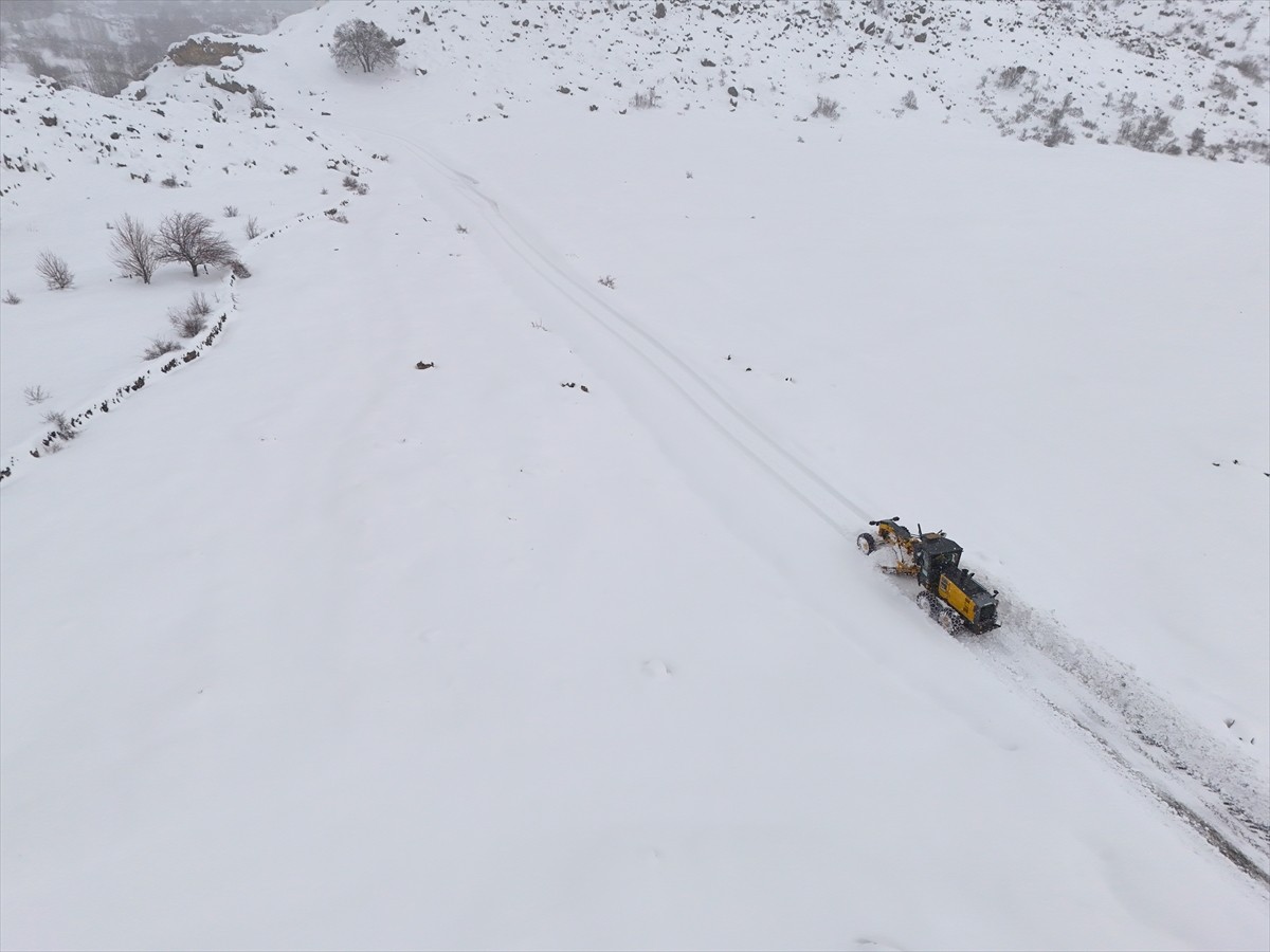 Bingöl'de kar yağışı nedeniyle 77 yerleşim yerinin yolu ulaşıma kapandı. Ekiplerin kapalı...