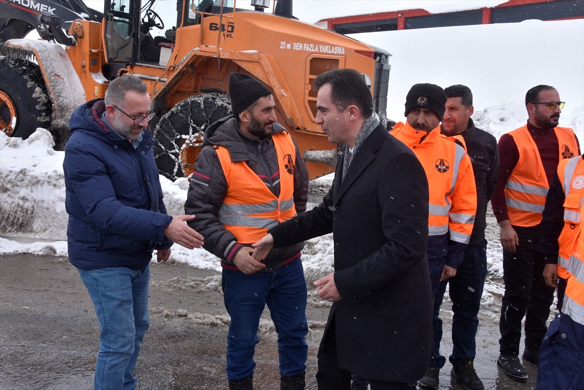 Bitlis'te 3 gündür aralıklarla süren kar nedeniyle kent genelinde kapanan 306 köy yolunun açılması...