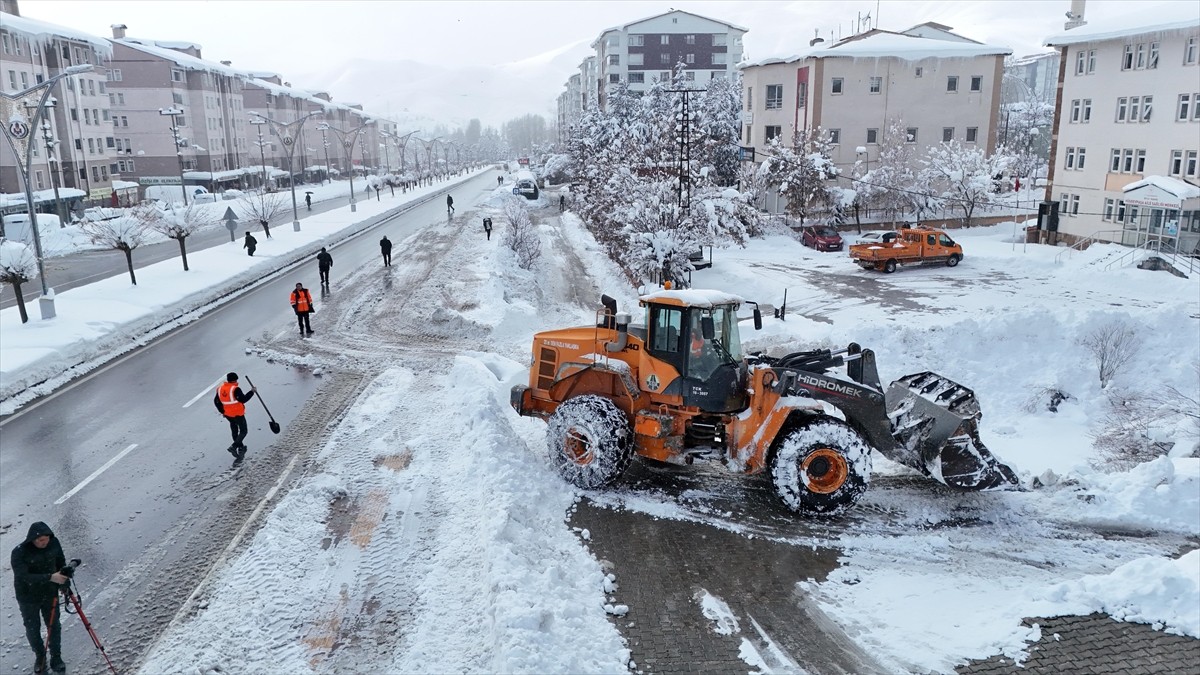  Bitlis'te kar yağışının ardından başlatılan yol açma çalışmaları sürüyor.